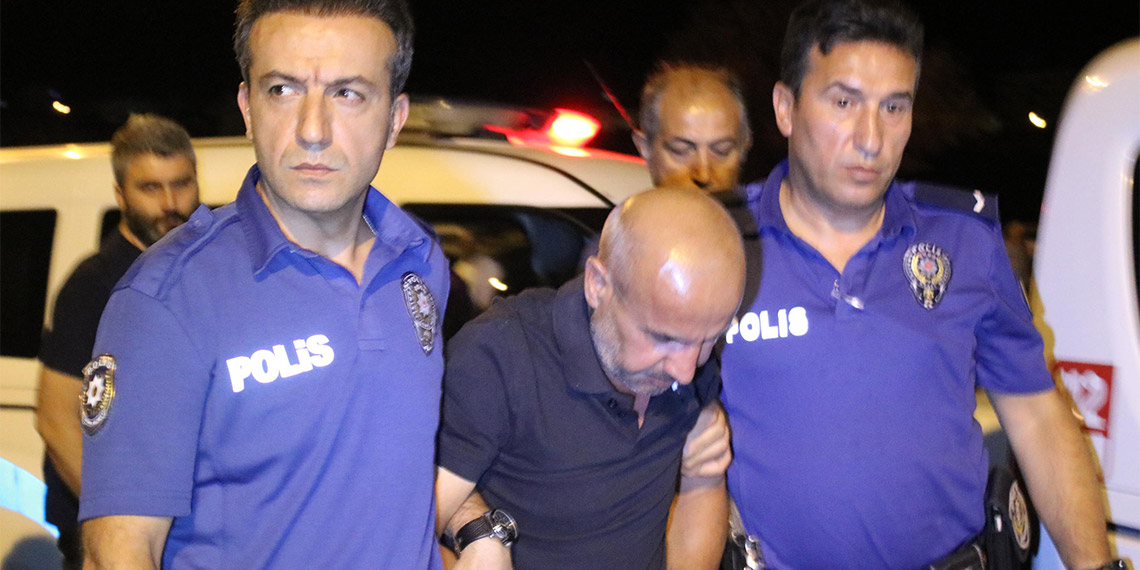 Danimarka'da yaşayan Yaşar Timur, bir süre önce Türkiye’ye tatile gelen boşanma aşamasındaki eşi ve kızını otelin havuzunda öldürdü. Olayın ardından Timur, polisi arayarak teslim oldu.