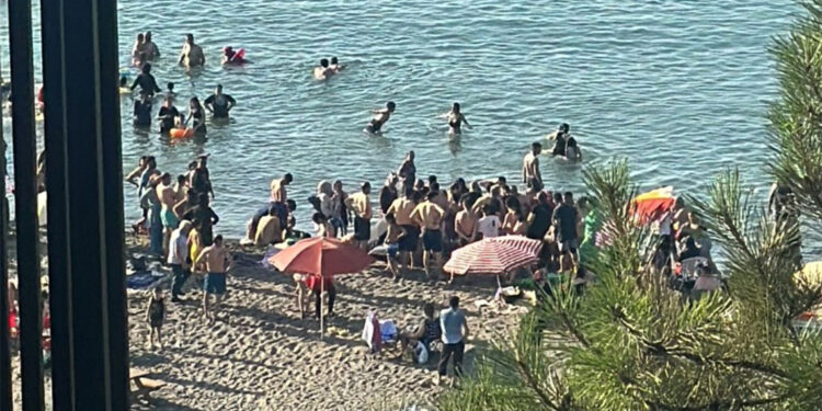 Denizde boğulma tehlikesi geçiren 2 kardeş kurtarıldı