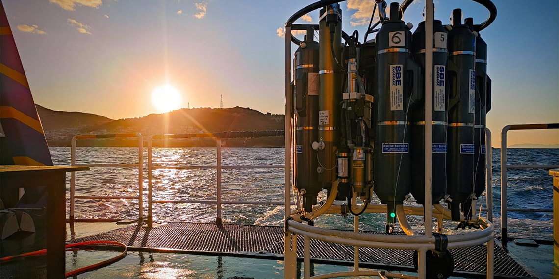 Çevre, Şehircilik ve İklim Değişikliği Bakanlığı ve TÜBİTAK ortaklığında hayata geçirilen 'Denizlerde Bütünleşik Kirlilik İzleme Programı' ile denizlerdeki kirlilik 425 noktada izlenecek. Elde edilecek veriler doğrultusunda acil eylem planları oluşturulacak.