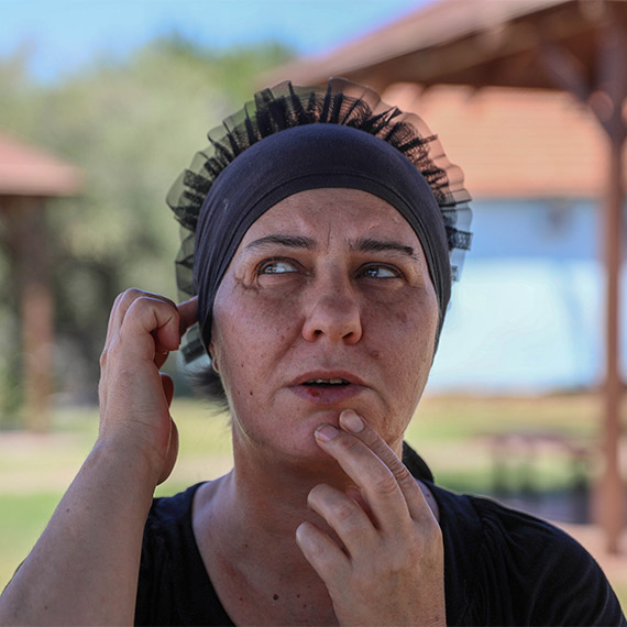 Antalya'da 2 çocuk annesi Feride Kandan'ın (45), halk arasında 'delirten hastalık' olarak bilinen ve yüz bölgesinde dayanılmaz ağrılara neden olan 'Trigeminal Nevralji' nedeniyle hayatı altüst oldu.