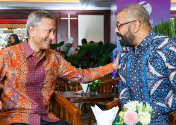 ASEAN'da geleneksel Endonezya gömlekleri dikkat çekti