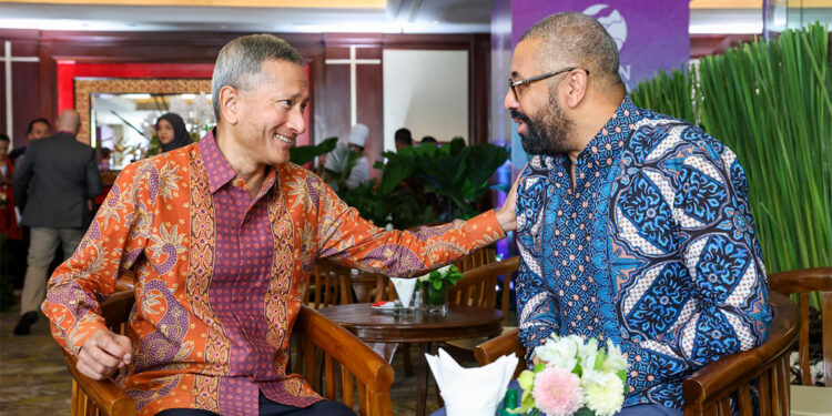 ASEAN'da geleneksel Endonezya gömlekleri dikkat çekti