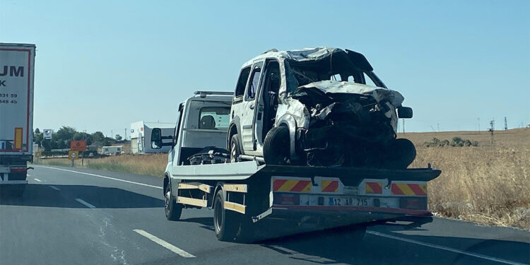 Diyarbakır'da hafif ticari araç şarampole devrildi