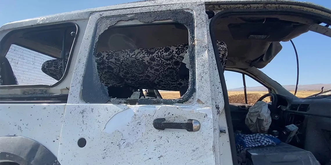 Diyarbakır'da hafif ticari araç şarampole devrildi