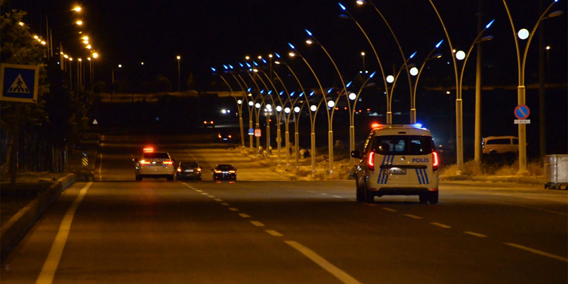 Diyarbakır'da ölümlü kaza sonrası bölgede denetim sürüyor; 460 sürücüye 605 bin TL ceza kesildi. Uygulamada 11 araç trafikten menedilirken, denetimlerin süreceği öğrenildi.