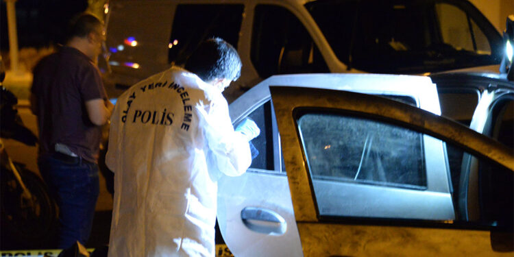 Diyarbakır'da otomobilde bıçaklanmış erkek cesedi bulundu; ihbarı yapan 2 şüpheli gözaltına alındı.