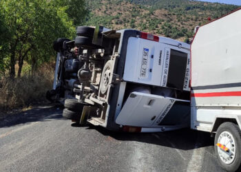 Diyarbakır'da römork takılı minibüs devrildi
