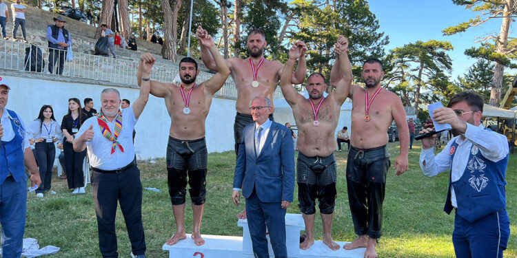 Domaniç Yağlı Güreşleri'nde Nedim Gürel başpehlivan oldu