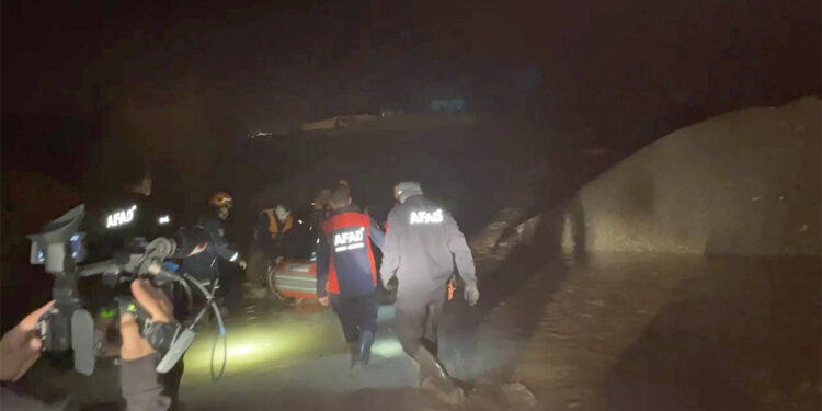 Düzce'de sağanak; dereler taştı, 6 kişi mahsur kaldı