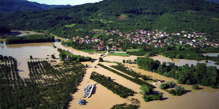 Düzce'nin Gölyaka ilçesinde gölün taşmasıyla su altında kalan 400 haneli İçmeler köyü, dron ile görüntülendi. Köylüler tahliye edilirken, bölgede hasar tespiti yapılıyor.