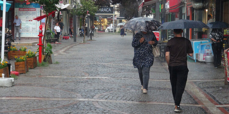 Edirne'de sağanak etkili oldu, trafik aksadı