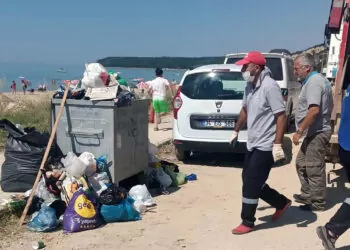 Saros'taki sahillerden 473 kamyon çöp toplandı