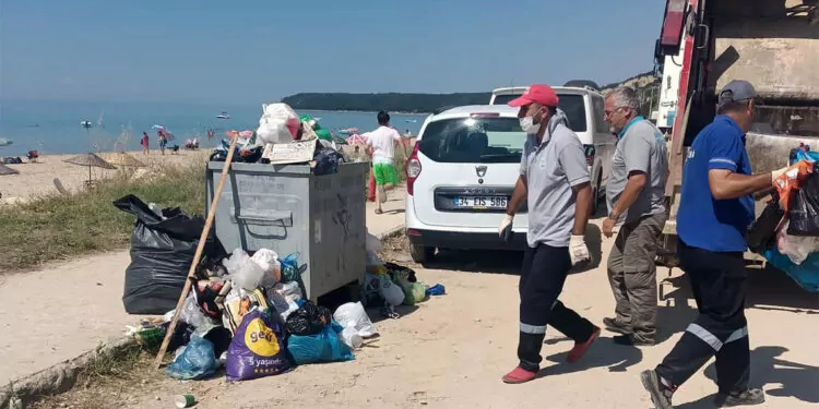 Saros'taki sahillerden 473 kamyon çöp toplandı