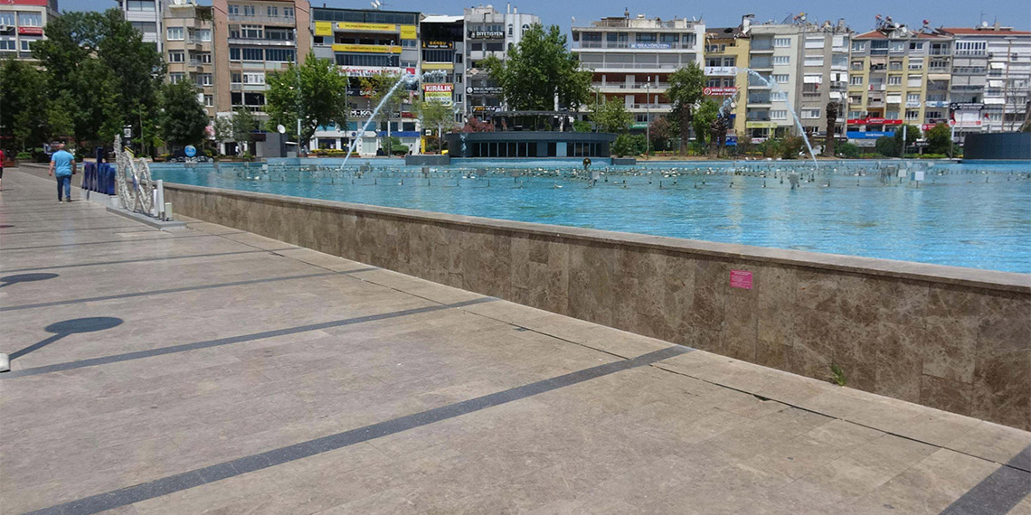 Meteoroloji 2'nci Bölge Müdürlüğü tarafından Ege Bölgesi’ndeki illerin sıcak hava dalgası etkisine gireceğinin açıklanmasının ardından rekor hava sıcaklıklarının beklendiği Manisa'da termometreler 45, İzmir ve Aydın'da 40, Çanakkale ve Muğla'da 38, Balıkesir'de ise 37'yi gösterdi.