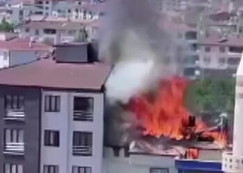 Elazığ'da 3 katlı binanın çatısında yangın