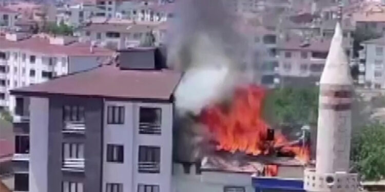 Elazığ'da 3 katlı binanın çatısında yangın