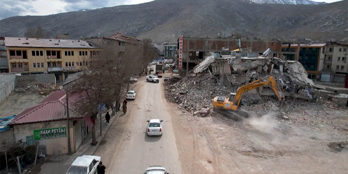 Kahramanmaraş merkezli 6 Şubat'taki depremlerde orta hasarlı yapıların güçlendirilmesiyle ilgili çalışmalar başladı. Elbistan Belediye Başkanı Mehmet Gürbüz, 2000 yılından sonra yapılan yapılar için müracaatları almayı başladıklarını belirterek, deprem bölgesinde orta hasarlı binalarla ilgili çalışma başlatan ilk belediye olduklarını söyledi.