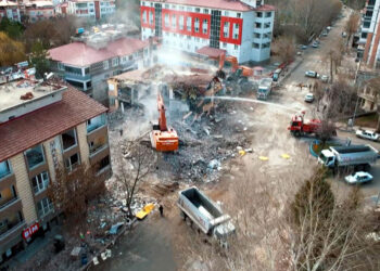 Elbistan'da orta hasarlı binalarla ilgili çalışma başlatıldı