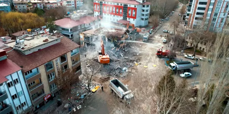 Elbistan'da orta hasarlı binalarla ilgili çalışma başlatıldı