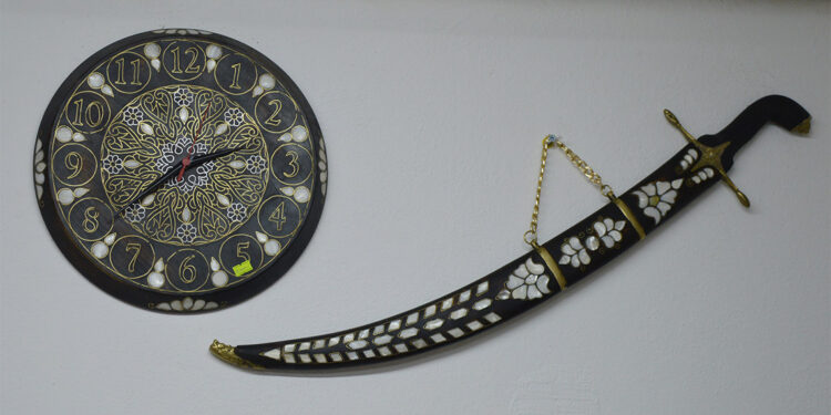 Sedef kakma sanatını oğluyla açtığı atölyede yaşatıyor