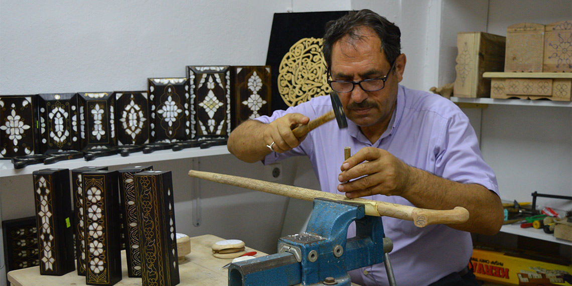 Sedef kakma sanatını oğluyla açtığı atölyede yaşatıyor