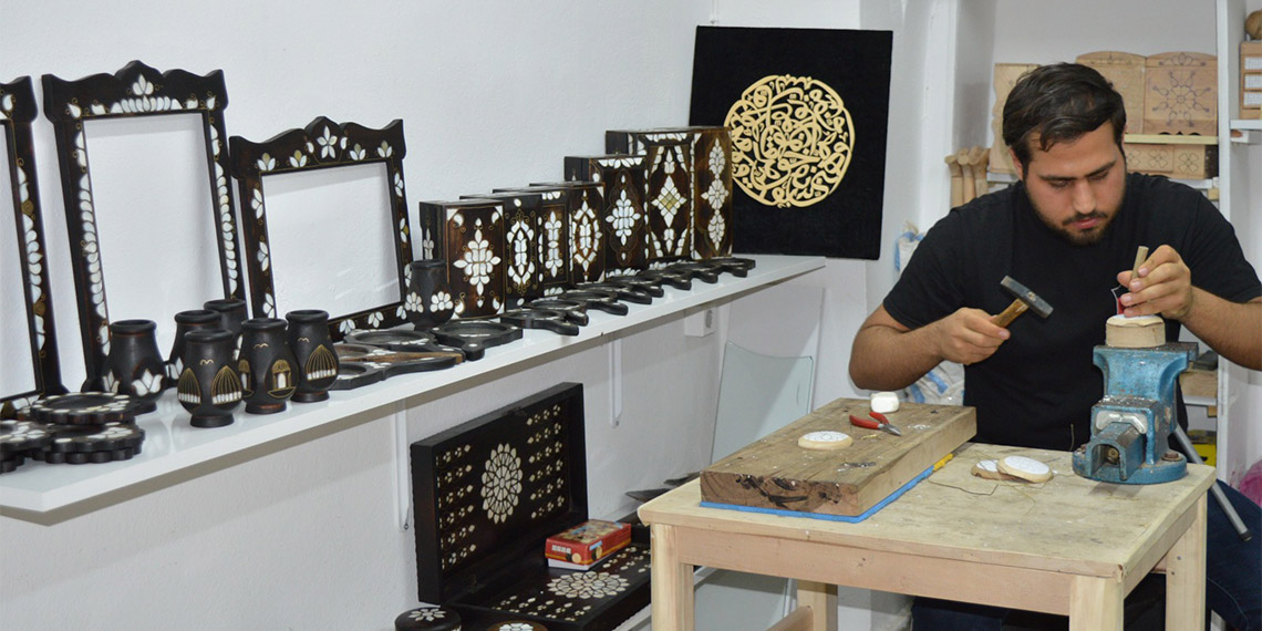 Mardinli Zekeriya Güler (57), imamken emekliye ayrılarak babasından öğrendiği, unutulmaya yüz tutan sedef kakma sanatını yaşatmak için oğlu Erkan (20) ile beraber atölye açtı.