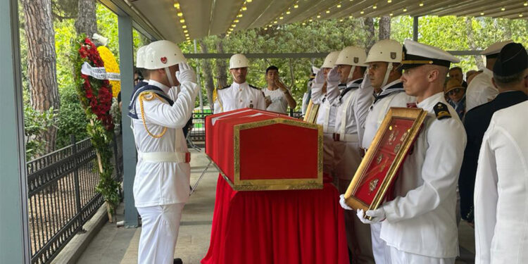 Oramiral Orhan Karabulut toprağa verildi
