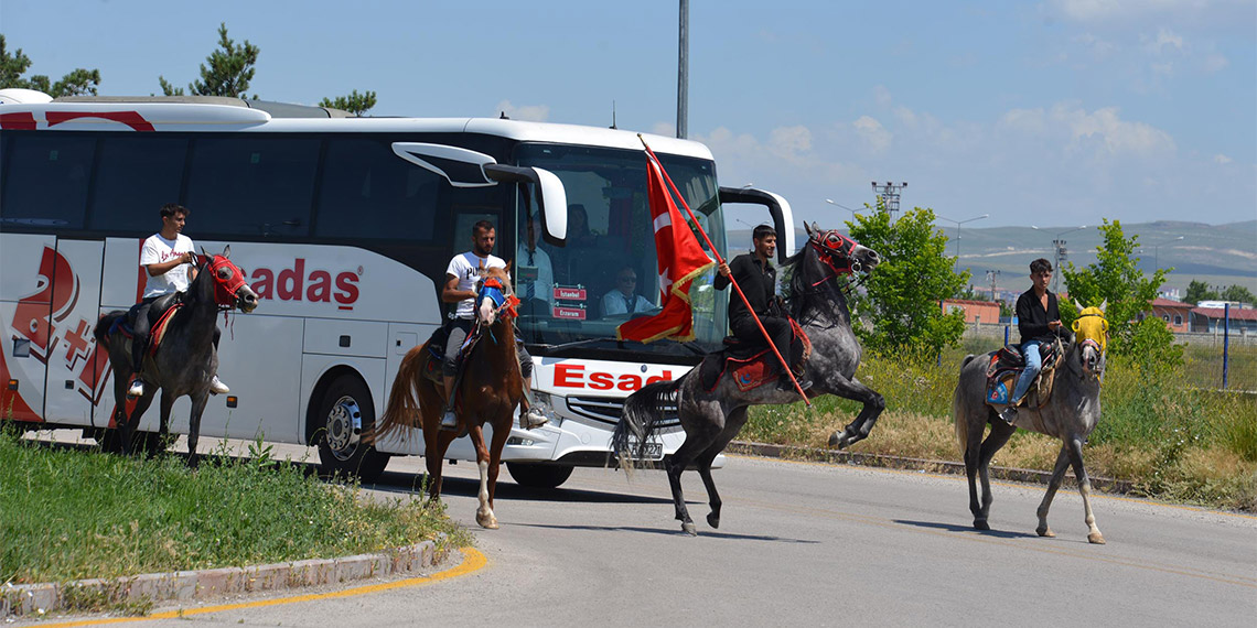 Sosyal medyada tanıştığı iş makinesi operatörü Erdem Başçı'nın (33) evlilik teklifini kabul eden Endonezyalı gelin Leni Marlina (20) Erzurum'da atlı ciritçiler ve kalabalık bir akraba topluluğu tarafından karşılandı.
