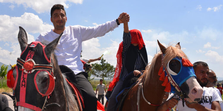Endonezyalı gelini atlı ciritçiler karşıladı
