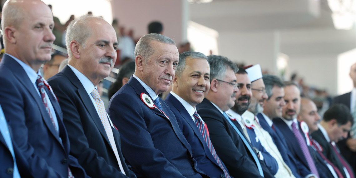 Cumhurbaşkanı Recep Tayyip Erdoğan, ''Üstünden değil 7 yıl 70 yılda geçse 15 Temmuz'u unutmayacağımızı dünyaya ilan ettik. Bilhassa Özel Harekat Başkanlığı ve Havacılık Dairesi Başkanlığına yönelik yapılan kalleşliği hiçbir zaman unutmayacağız. Şehitlerimizin aziz hatıralarına daima sahip çıkacağız'' dedi.