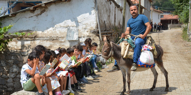 'Eşekli kütüphane' hizmetini gönüllü olarak yapıyor