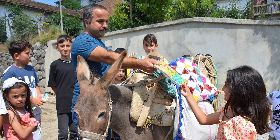 'eşekli kütüphane' hizmetini gönüllü olarak yapıyor