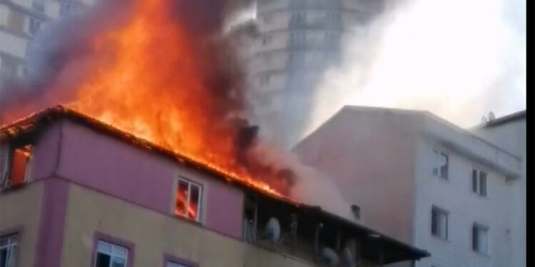 Esenyurt'ta binanın çatısında yangın