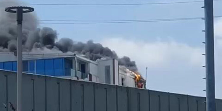 Esenyurt'ta askılık üreten 5 katlı fabrikada yangın
