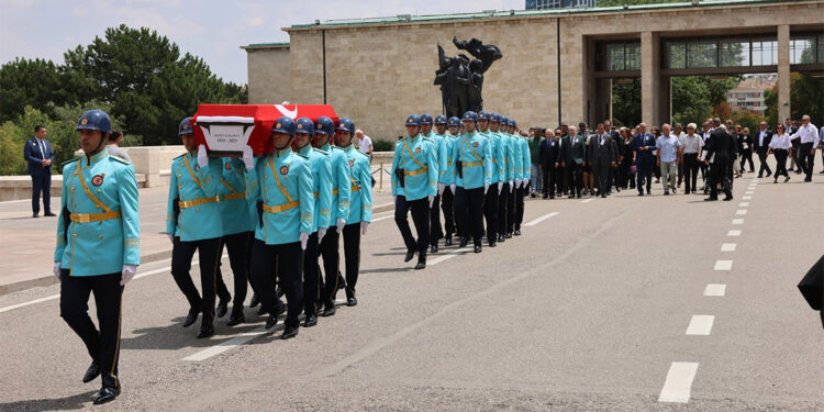 Eski Devlet Bakanı Ahmet Karahan için TBMM'de tören