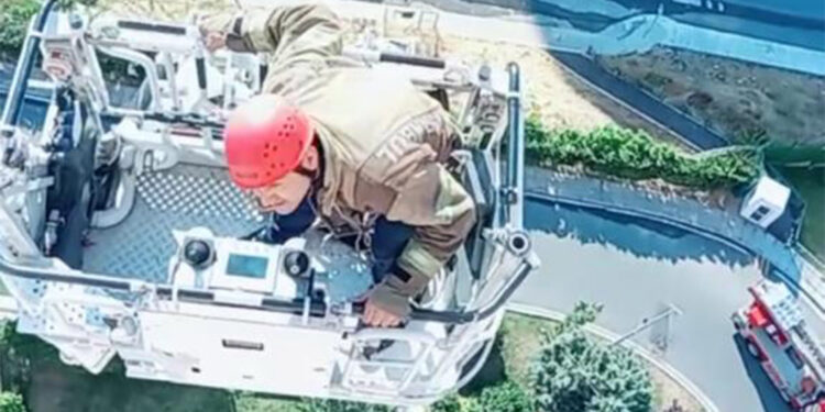 Eyüpsultan'da iskele devrildi; İşçiler 14. katta mahsur kaldı