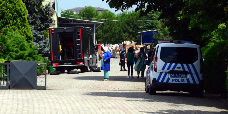 Fabrikada solunum sıkıntısı çeken 15 işçi hastaneye kaldırıldı