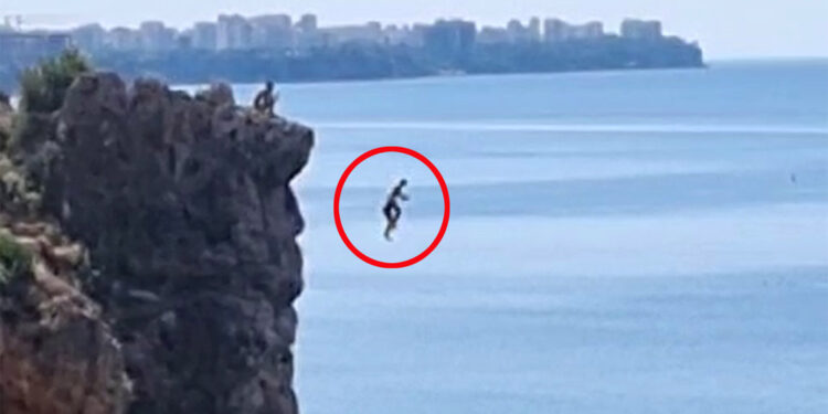 Falezlerden el ele tutuşarak denize atladılar