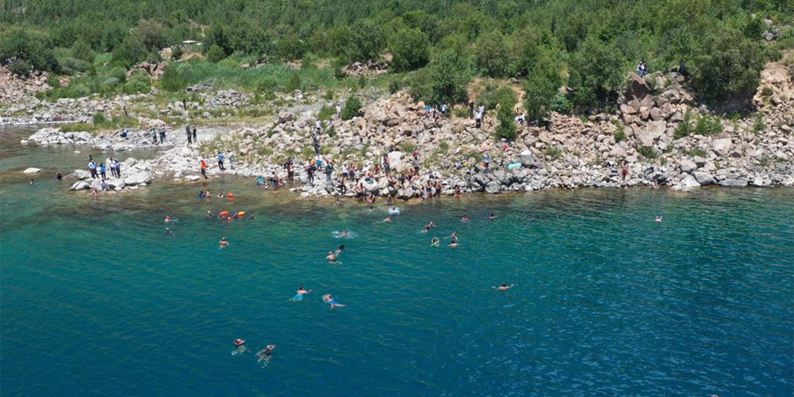 ‘Van Denizi Yüzme Festivali'nin dördüncü gününde, Bitlis'in Tatvan ilçesinde bulunan 2 bin 500 rakımlı Nemrut Krater Gölü'nde buz gibi suda kulaç attılar.