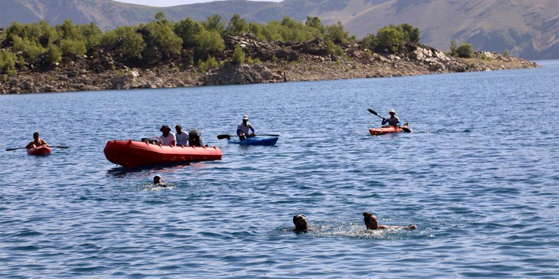 Nemrut Krater Gölü'nde buz gibi suda kulaç attılar