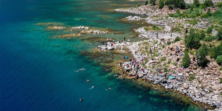Nemrut Krater Gölü'nde buz gibi suda kulaç attılar