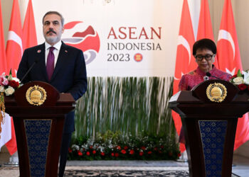 Hakan Fidan Endonezyalı mevkidaşıyla basın toplantı düzenledi