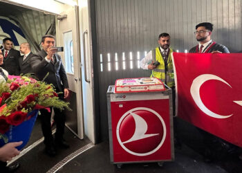 THY uçağında şampiyonluk pastası kesildi