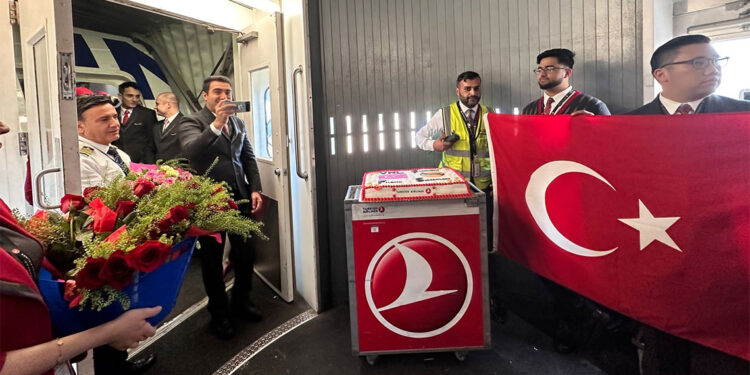 THY uçağında şampiyonluk pastası kesildi