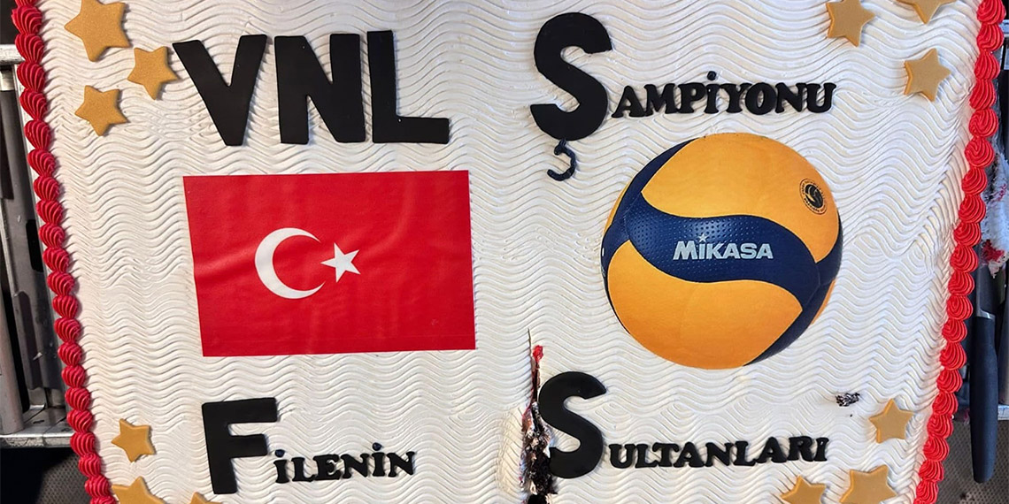 THY uçağında şampiyonluk pastası kesildi