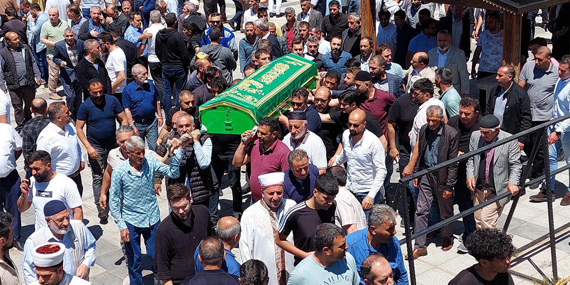 Forkliftten devrilen paletlerin altında kalan liseli defnedildi