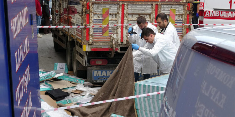 Forkliftten devrilen paletlerin altında kalan liseli defnedildi