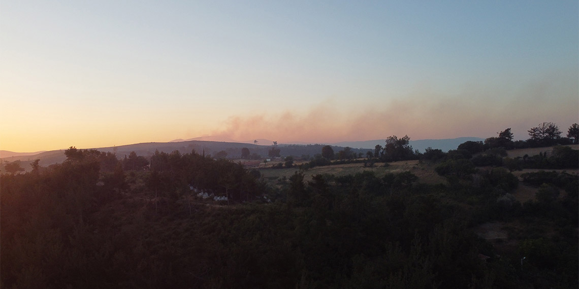 Çanakkale’de örtü yangını olarak çıkıp, ormana sıçrayan yangın 37 saattir sürüyor.