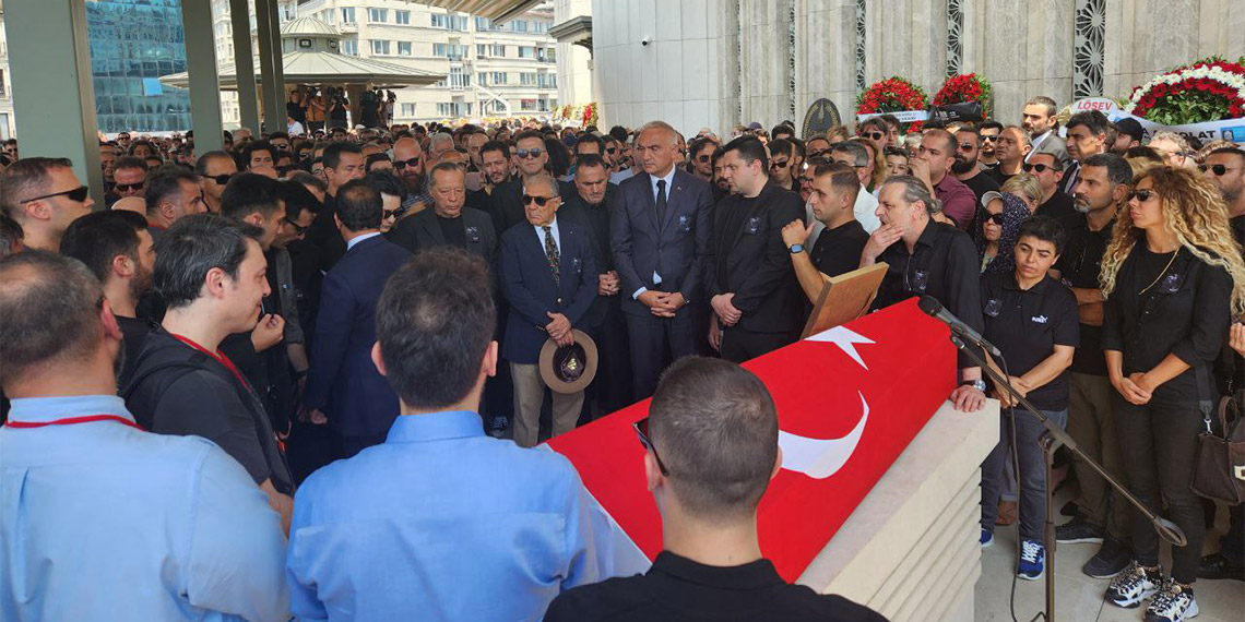 69 yaşında tedavi gördüğü hastanede Cumartesi günü hayatını kaybeden sanatçı Özkan Uğur son yolculuğuna uğurlandı.