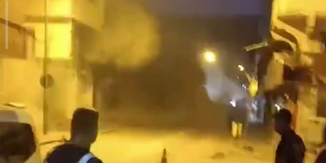 Kahramanmaraş merkezli depremlerin etkilediği Gaziantep'te ağır hasarlı bina çöktü; çevredeki panik kameraya yansıdı.